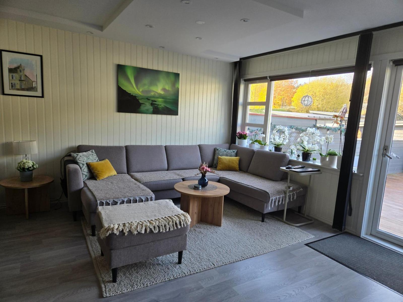 Exclusive Three-story Near The Center Feriehus *